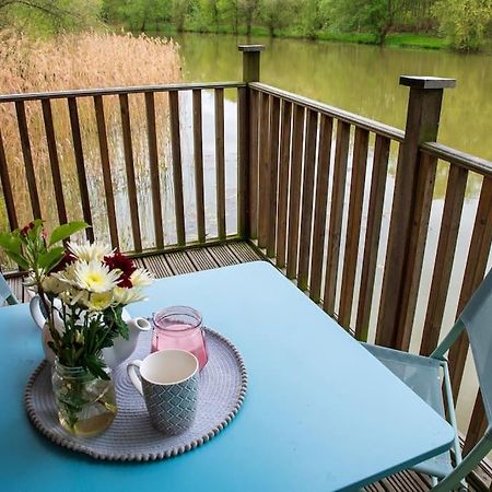 Villa Lakeside Cabin On Stilts- 'Kingfisher' Rous Lench Exterior foto