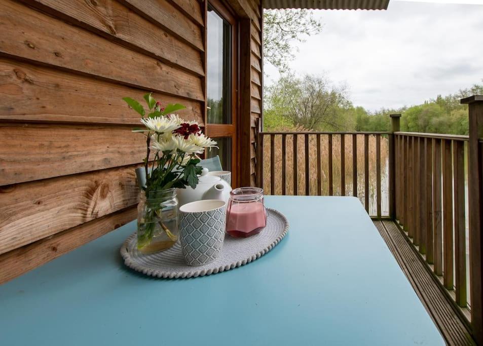 Lakeside Cabin On Stilts- 'Kingfisher' Rous Lench Exterior foto