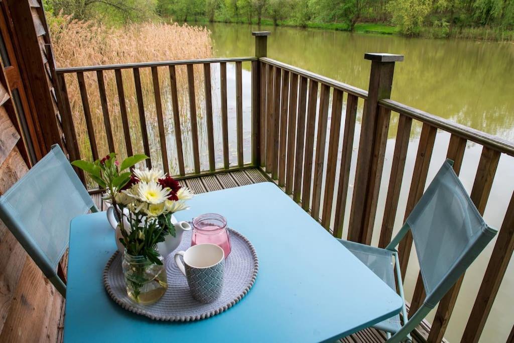 Villa Lakeside Cabin On Stilts- 'Kingfisher' Rous Lench Exterior foto